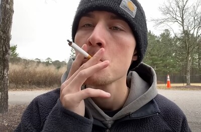 Лечение зависимости от табакокурения в Голицыно Мужчина с сигаретой делает затяжку